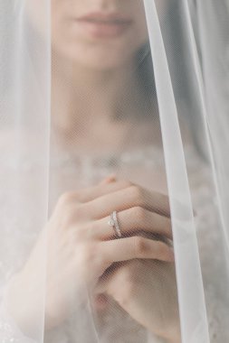 Nazik gelinin elleri yakın çekim