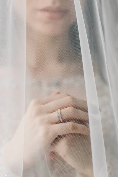 Руки Нежной Невесты Крупным Планом — стоковое фото
