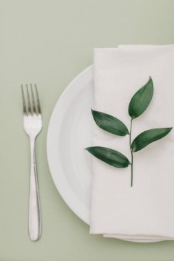 Restorandaki düğün kutlaması için güzel bir masa.