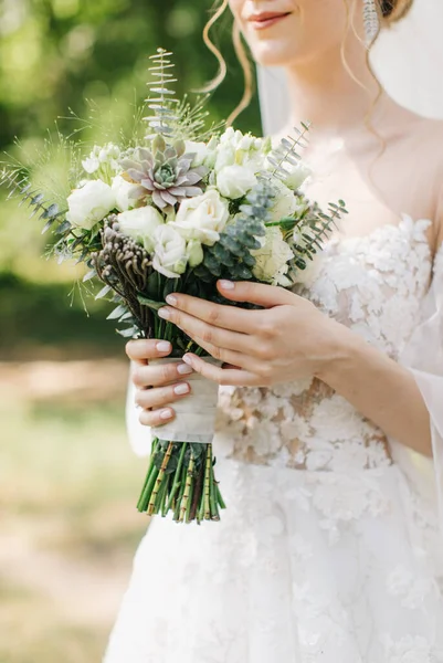 Kvetoucí Kytice Rukou Nevěsty — Stock fotografie
