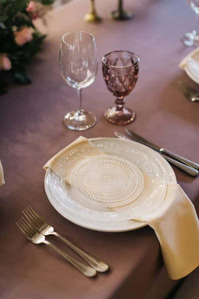 Prachtige Tafelsetting Voor Bruiloftsviering Restaurant Rechtenvrije Stockfoto's