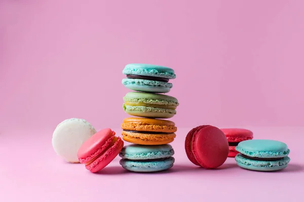 Beaux Desserts Colorés Macarons Français Sur Fond Rose — Photo