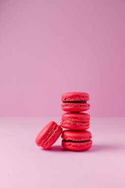 Rengarenk güzel tatlılar. Pembe arka planda Fransız kurabiyeleri.