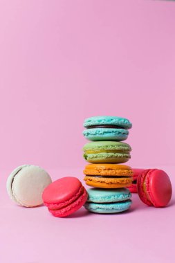 Rengarenk güzel tatlılar. Pembe arka planda Fransız kurabiyeleri.