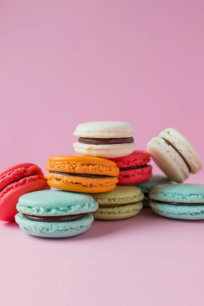 Beaux Desserts Colorés Macarons Français Sur Fond Rose — Photo