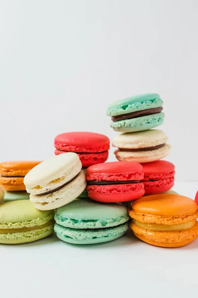 Beaux Desserts Colorés Macarons Français Sur Fond Blanc — Photo