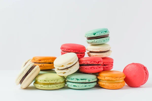 Beaux Desserts Colorés Macarons Français Sur Fond Blanc — Photo