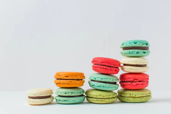 Beaux Desserts Colorés Macarons Français Sur Fond Blanc — Photo