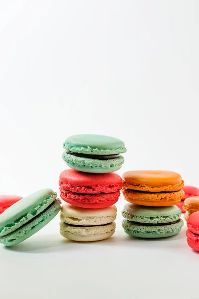 Beaux Desserts Colorés Macarons Français Sur Fond Blanc — Photo