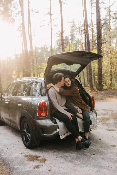 Pasangan Muda Yang Indah Santai Bersama Sama Duduk Bagasi Mobil — Stok Foto