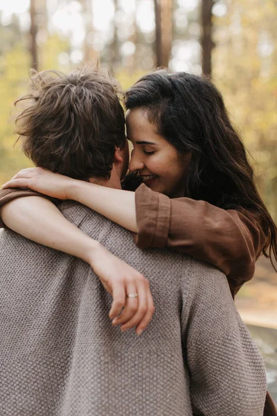 Hermosa Pareja Joven Amor Besos Abrazos Sentado Coche —  Fotos de Stock