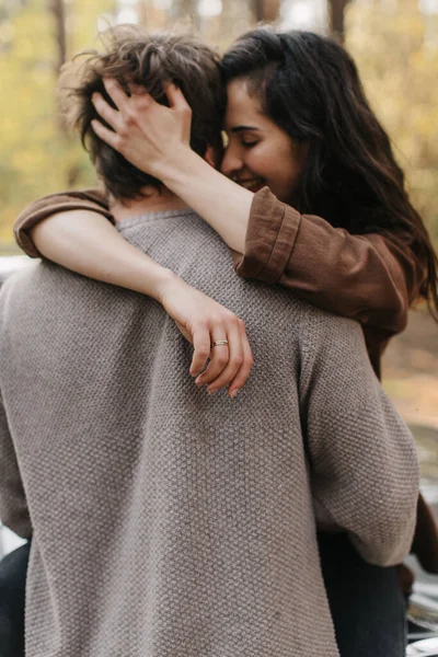 Beautiful Young Couple Love Kisses Hugs Sitting Car — Stock Photo, Image