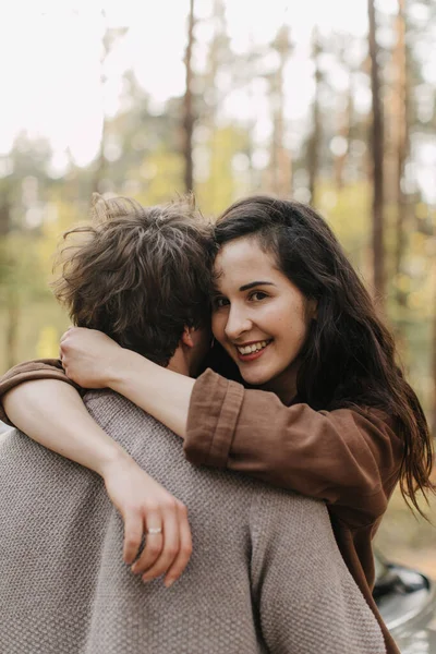 Hermosa Pareja Joven Amor Besos Abrazos Sentado Coche —  Fotos de Stock