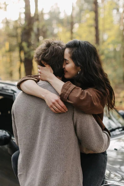 Hermosa Pareja Joven Amor Besos Abrazos Sentado Coche —  Fotos de Stock