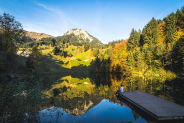 Dağlarda günbatımı sırasında rahatlatıcı çocuk