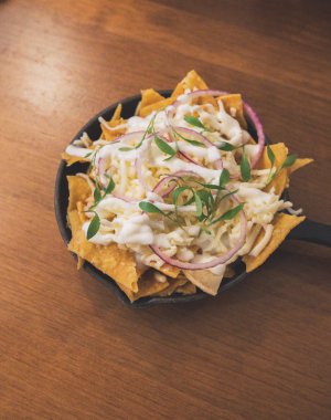 Bir tabak taze Meksika cipsi.