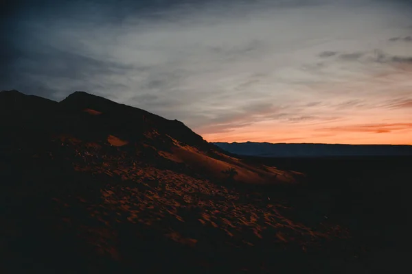Сонячний схід між пустельними горами Марокко — стокове фото