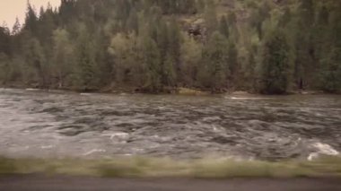 Clearwater Batı Idaho sürüş nehir bir güneşli bahar sabahı vurdu