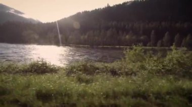 Clearwater Batı Idaho sürüş nehir bir açık güneşli bahar gününde vurdu