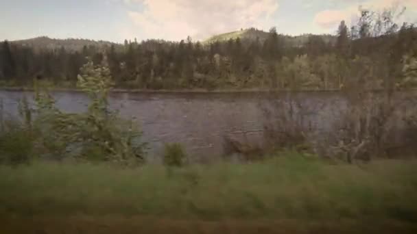 Conduire le long de la rivière Clearwater par une matinée de printemps ensoleillée dans l'ouest de l'Idaho 