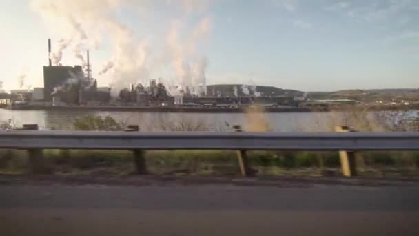 路易斯顿爱达荷州的造纸厂在一个阳光明媚的春天早晨 — 图库视频影像