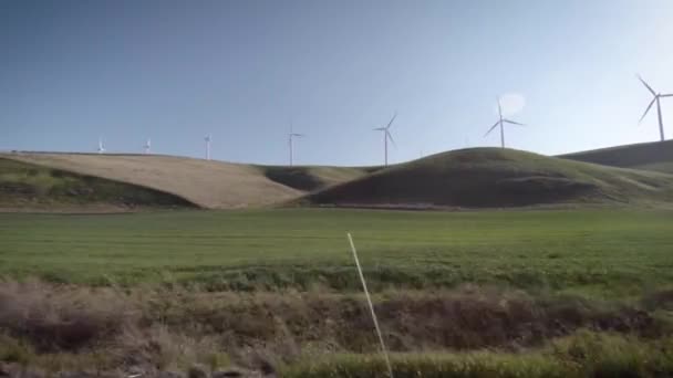 Ветряные Мельницы Солнечным Весенним Днем Восточной Части Вашингтона — стоковое видео