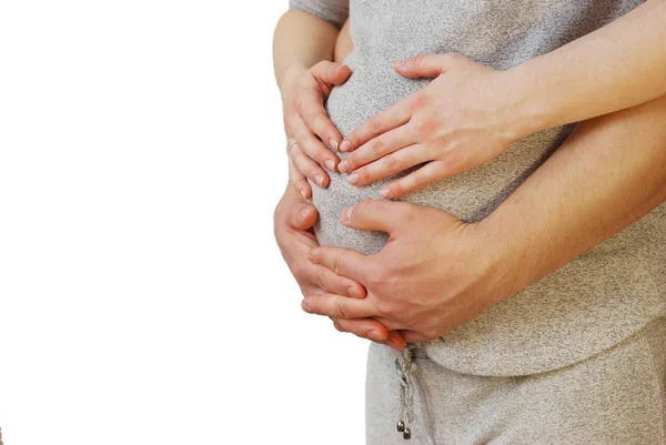 Gelukkige jonge paar hart tonen op de buik van zwangere vrouw — Stockfoto