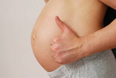 Tamam gösterilen koca mutlu hamile eşi yat kayıt