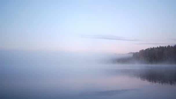 Mattina autunnale nebbiosa sul lago — Video Stock