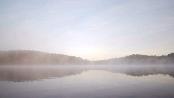 Misty mañana de otoño en el lago — Vídeo de stock