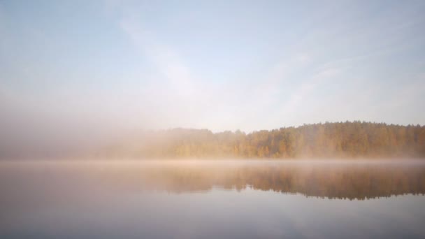 Mattina autunnale nebbiosa sul lago — Video Stock