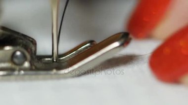 Eski dikiş makinesi closeup işlemi, makro çekim, gösteren ağır çekim