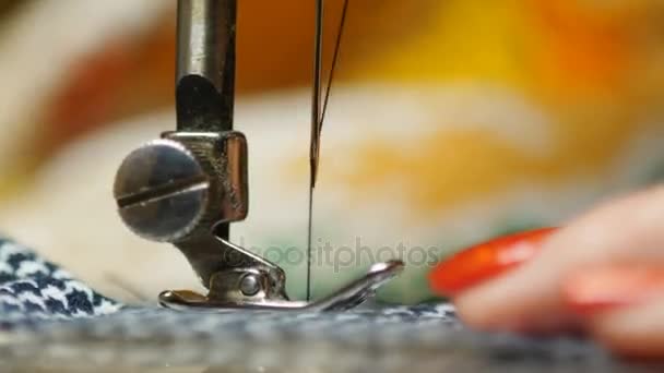 Primer Plano Máquina Coser Proceso Trabajo — Vídeos de Stock