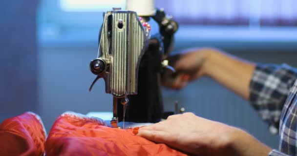 Tiro Mulher Costura Velha Máquina Costura Casa — Vídeo de Stock