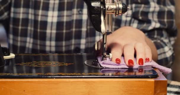 Shoot Woman Sews Old Sewing Machine Home — Stock Video