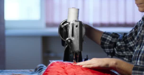 女性の撮影を自宅に古いミシンで縫う — ストック動画