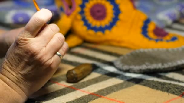 女子针织编织钩坯制作软家用拖鞋的拍摄 — 图库视频影像
