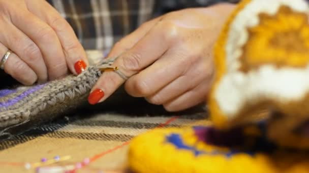 Shooting Der Frau Strickt Gehäkelte Rohlinge Für Die Herstellung Weicher — Stockvideo