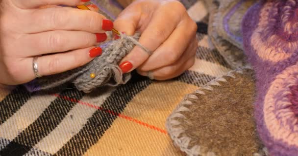 女子针织编织钩坯制作软家用拖鞋的拍摄 — 图库视频影像