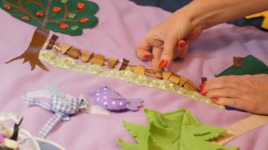 Ateş bir anne evde çocuk gelişimi için yaratıcı yumuşak mat yapar