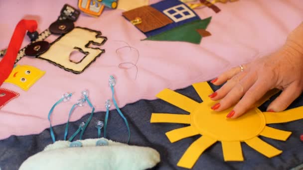 Tiro Mãe Faz Tapete Criativo Suave Desenvolvimento Criança Casa — Vídeo de Stock