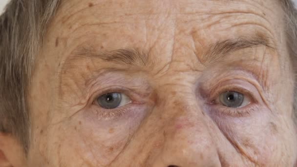 Крупный План Лица Глаз Пожилой Женщины Возрасте Года — стоковое видео