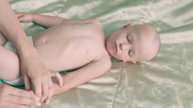Masaj profesyonel terapist Shot iki yaşında erkek çocuk rehabilitasyon masajı için yapar