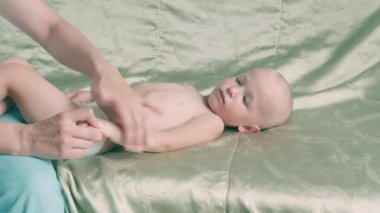 Masaj profesyonel terapist Shot iki yaşında erkek çocuk rehabilitasyon masajı için yapar