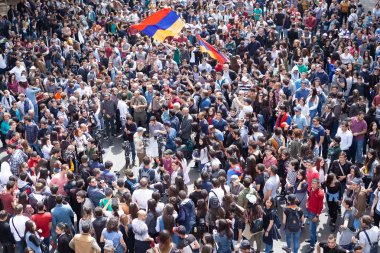 Protestocular tarafından Nikol Paşinyan bir miting sırasında üzerinde Arshakunyats ave., Erivan, Ermenistan, 18 Nisan 2018 açtı..