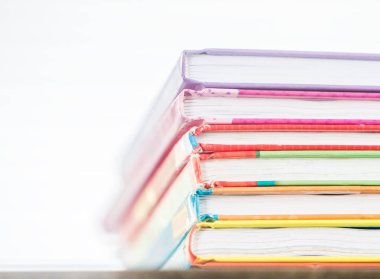 yığın kitap doğal zemin üzerine