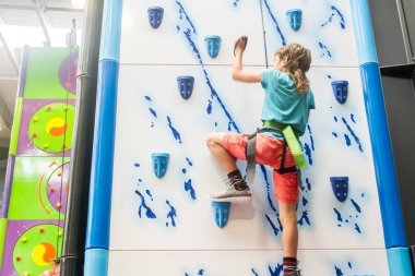 kapalı bir çocuk portresi