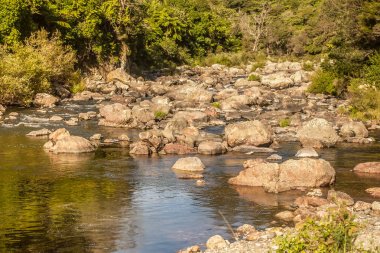 kayalar ile güzel nehir  