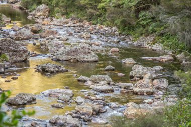 kayalar ile güzel nehir  