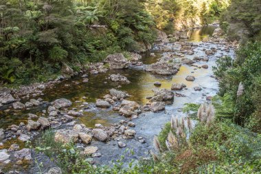 kayalar ile güzel nehir  